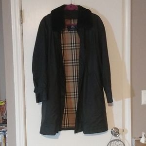 Women's Burberry raincoat with detachable faux fur collar